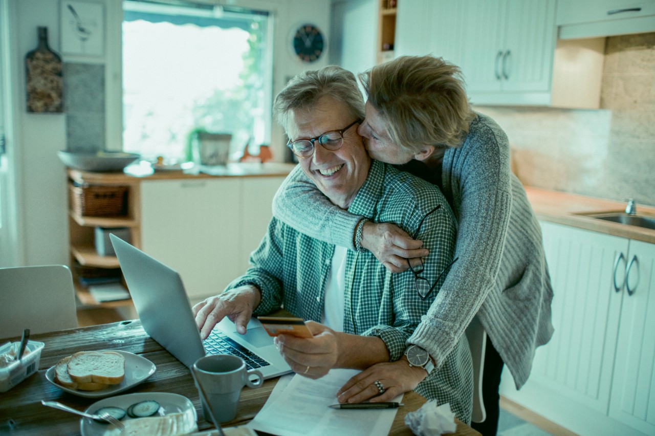 Man en vrouw aan tafel