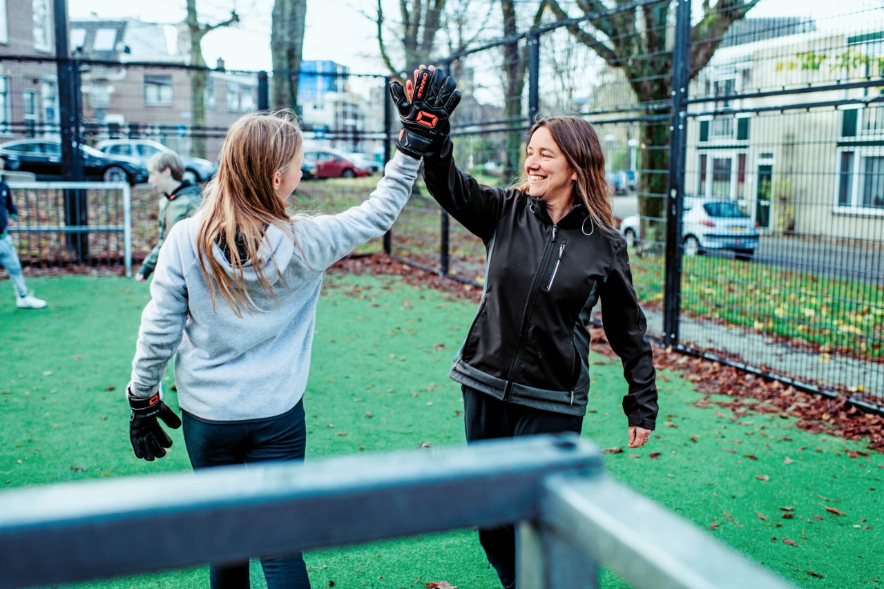 Moeder en dochter geven high five