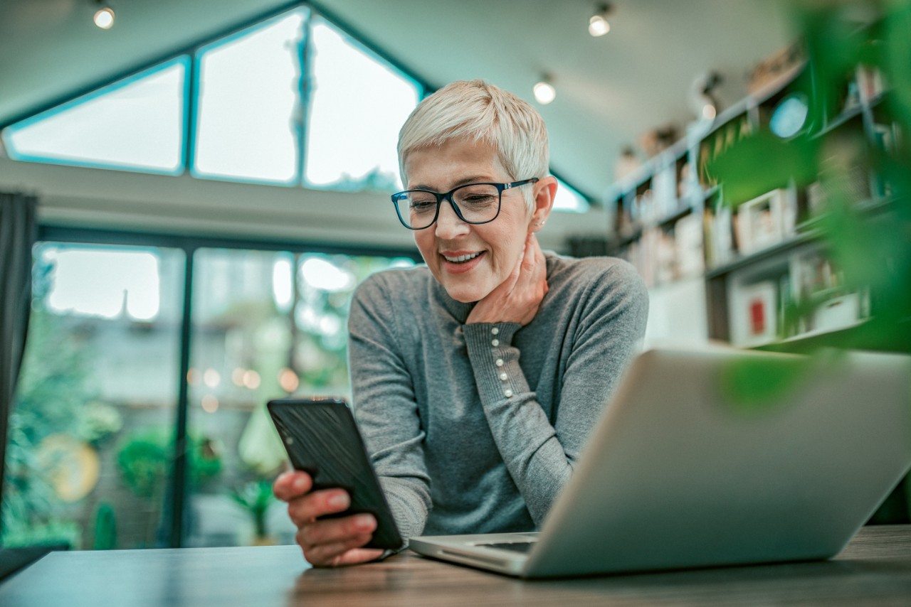 vrouw smartphone laptop