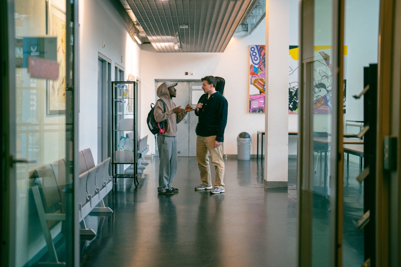 Twee vrouwen worden geprikt door prikrobot