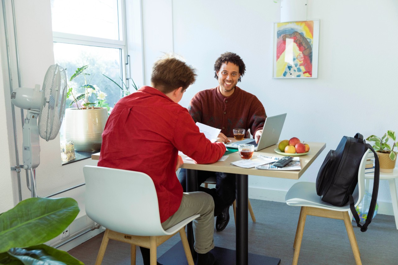 begeleider in gesprek met jongere jeugdzorg