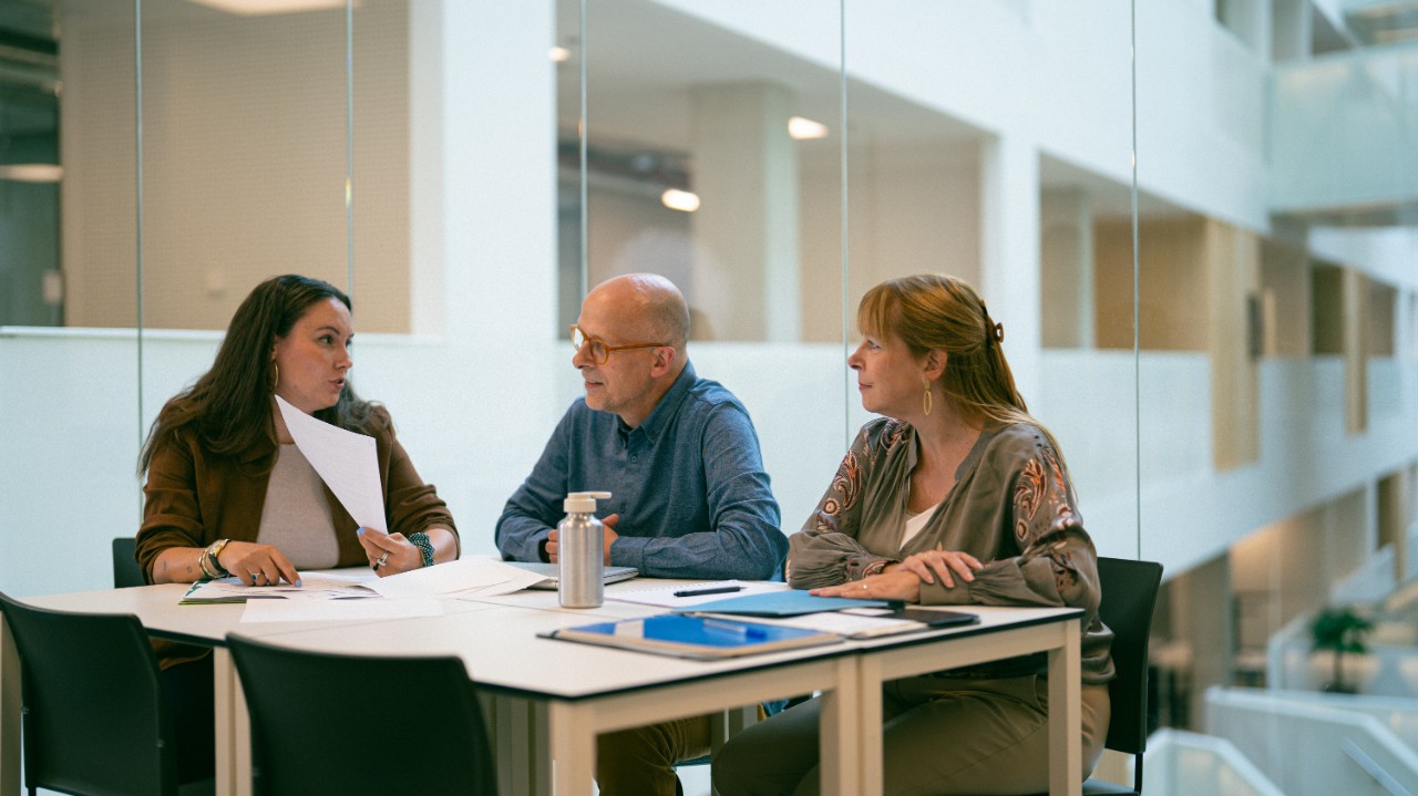 drie docenten vergaderruimte overleg