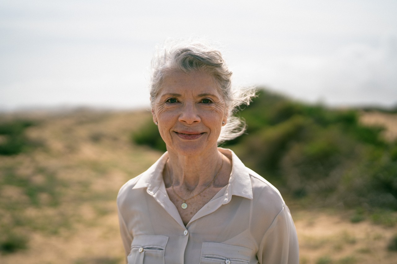 Oma portret in duinen vrije tijd