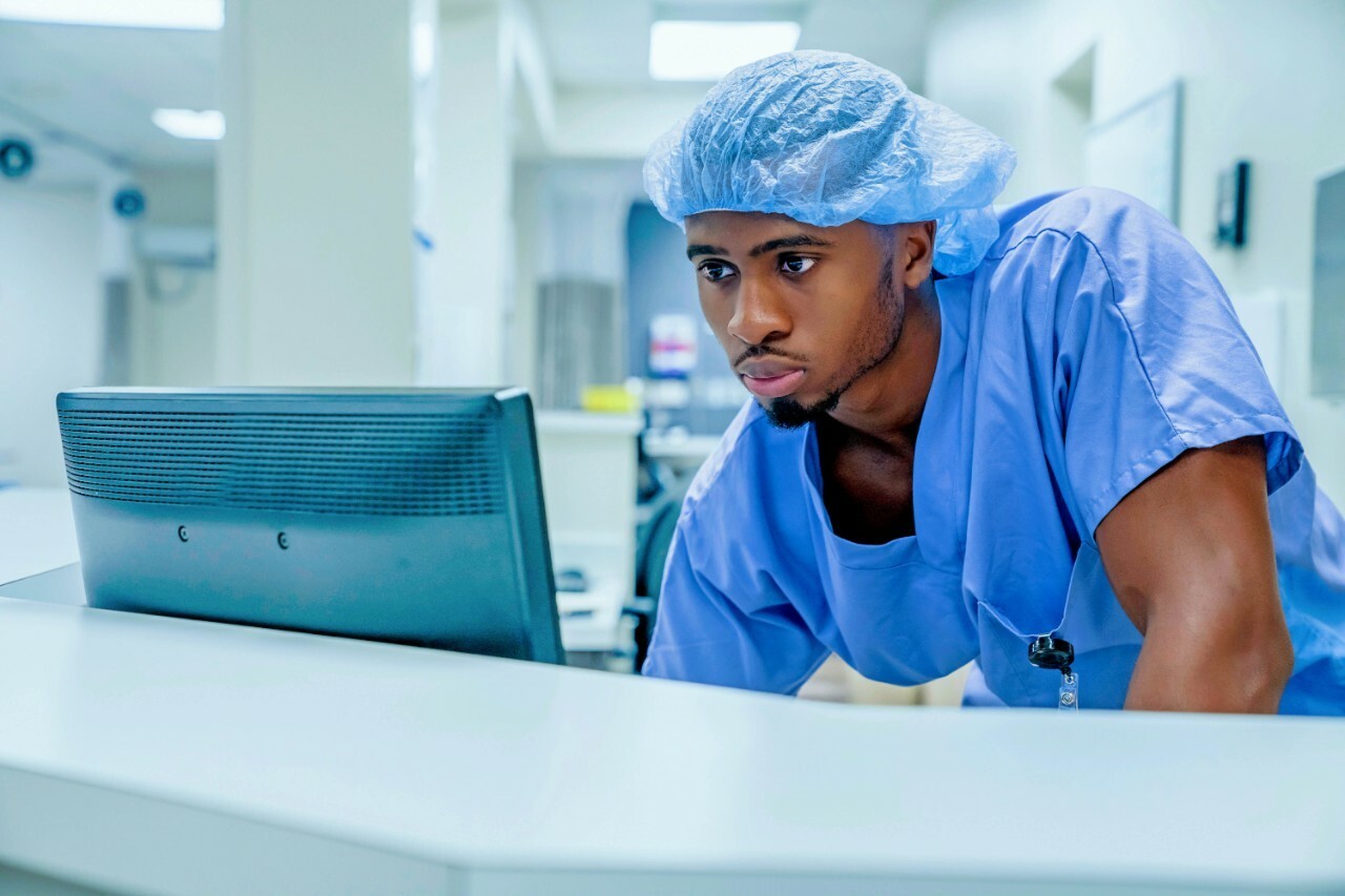 Verpleger kijkt naar computerscherm