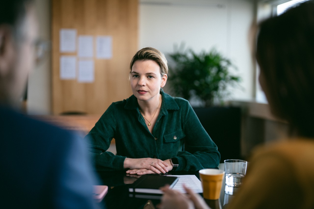 dame voert gesprek met koppel serieuze setting