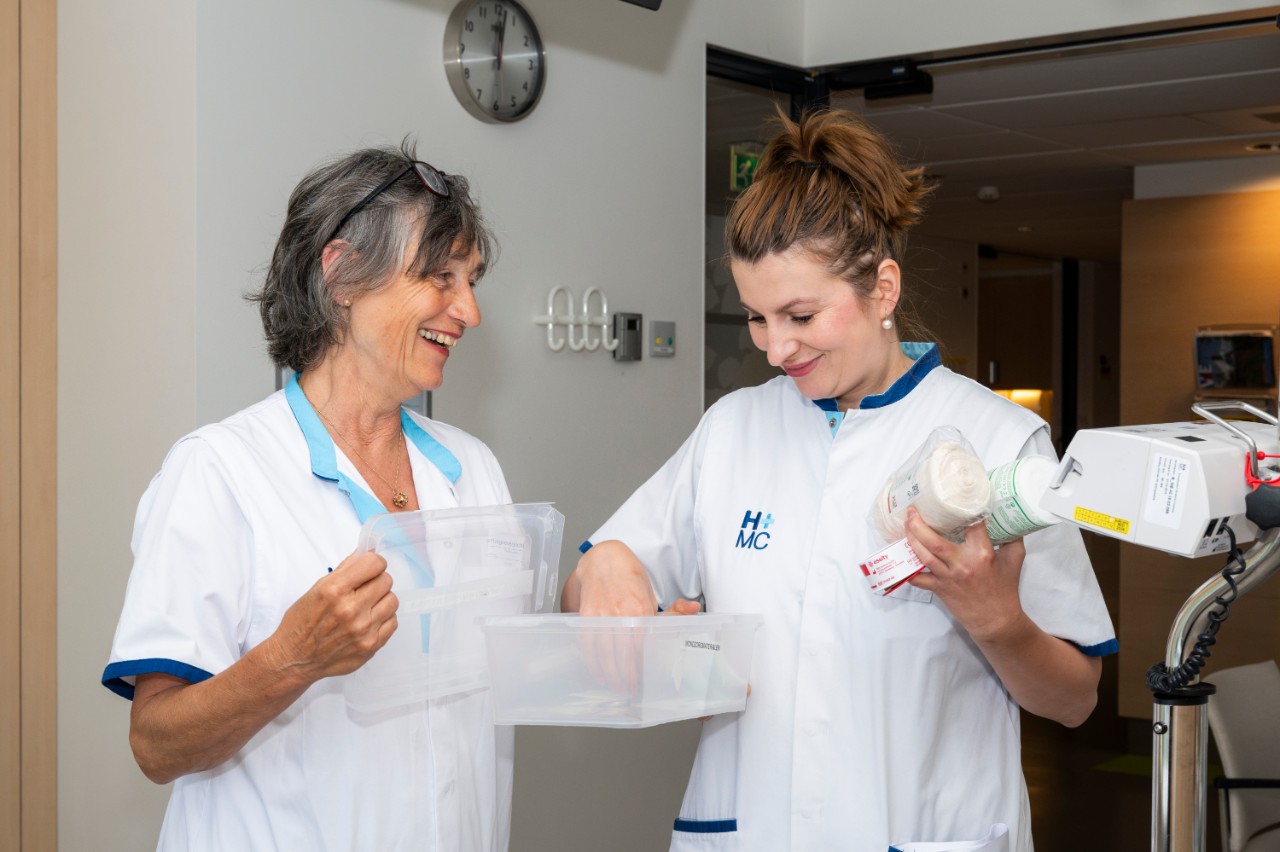 verpleegkundigen met verbandmiddelen