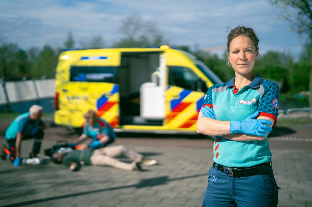 ambulance-dame poseert voor ongeval ambulancebus