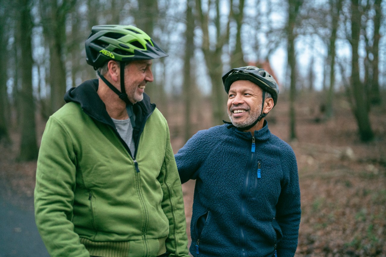 twee mannen op mtb door bos