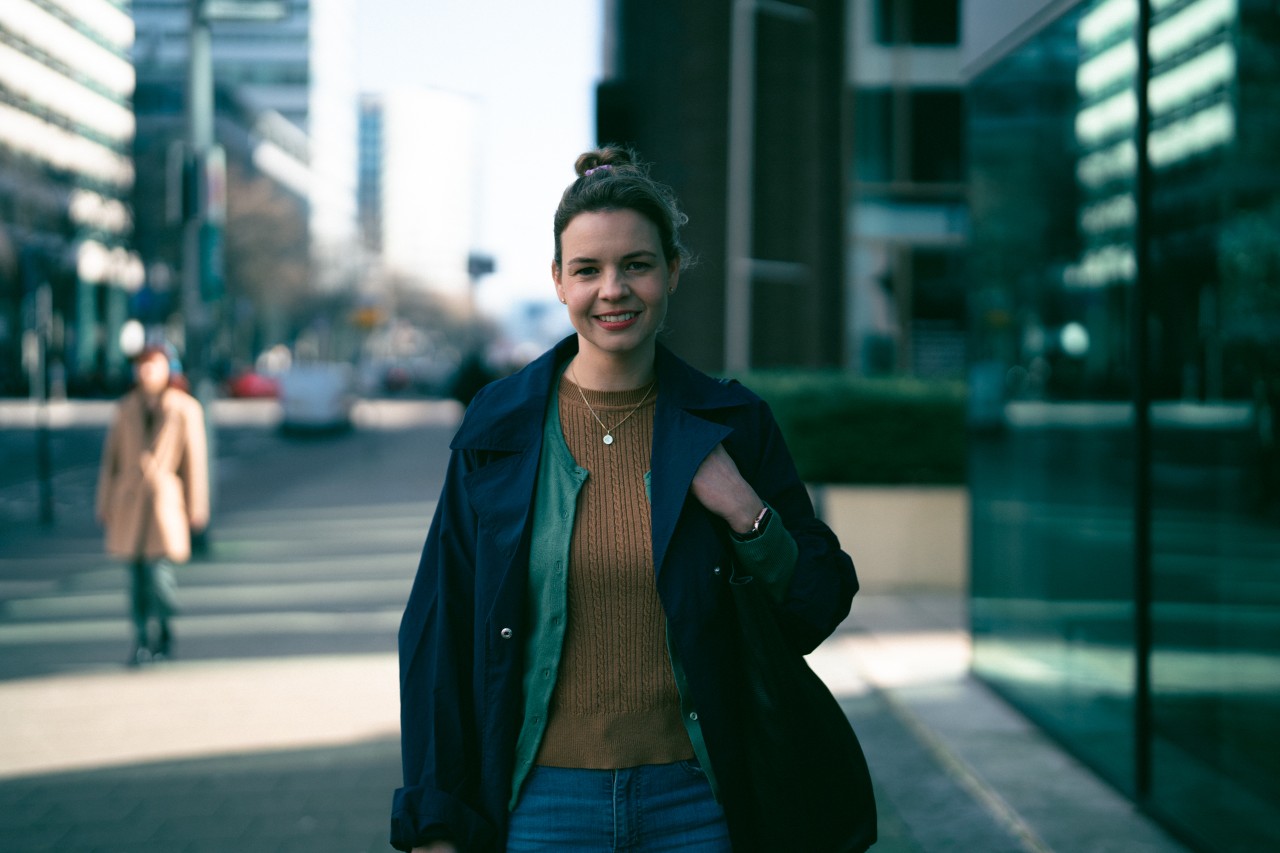 dame loopt op straat onderweg