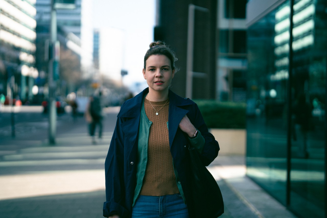 Dame loopt op straat onderweg