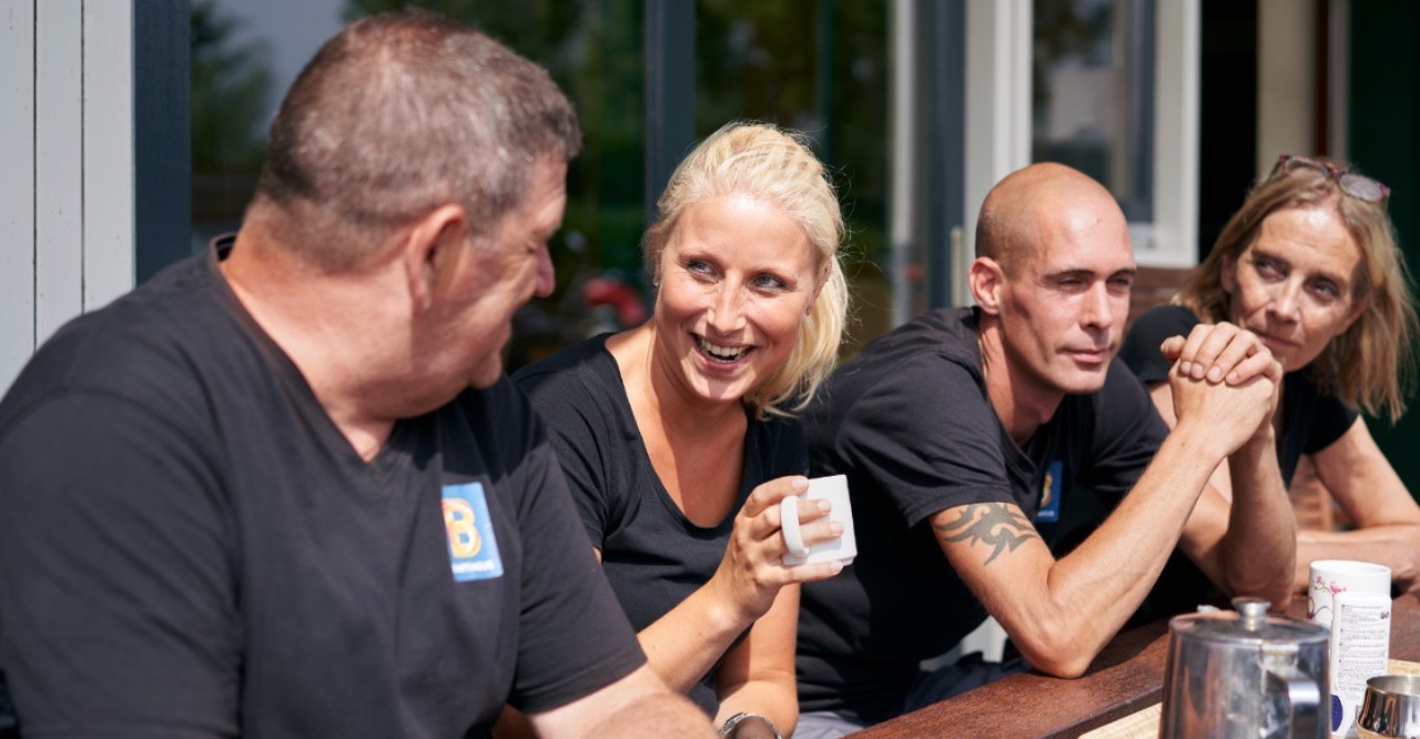 Twee verpleegster met elkaar in gesprek