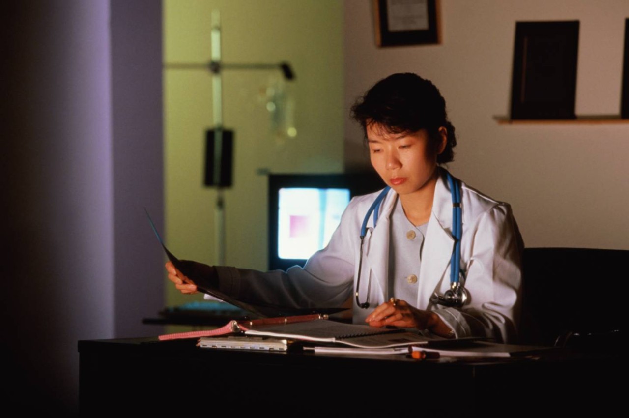 Verpleegkundige werkt in nachtdienst