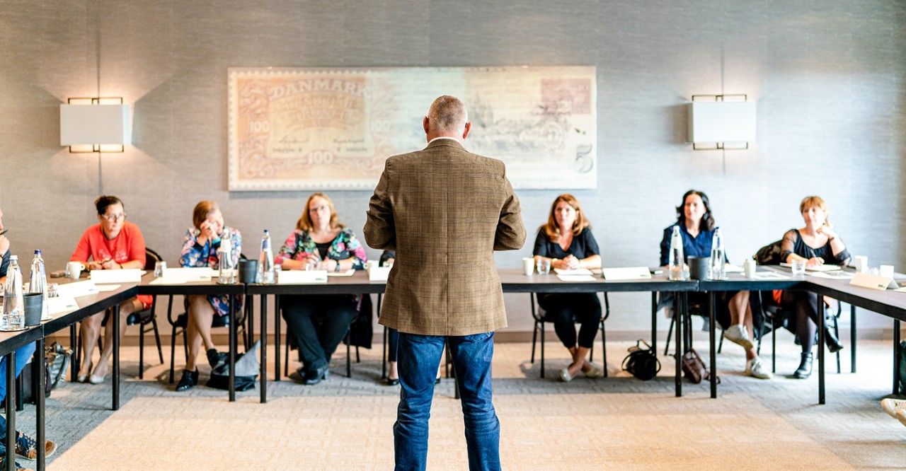Twee verpleegster met elkaar in gesprek