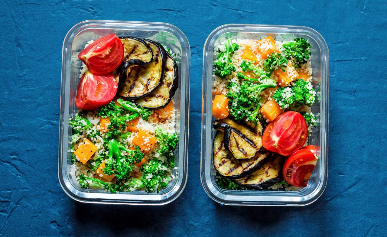twee bakjes met gezonde maaltijden