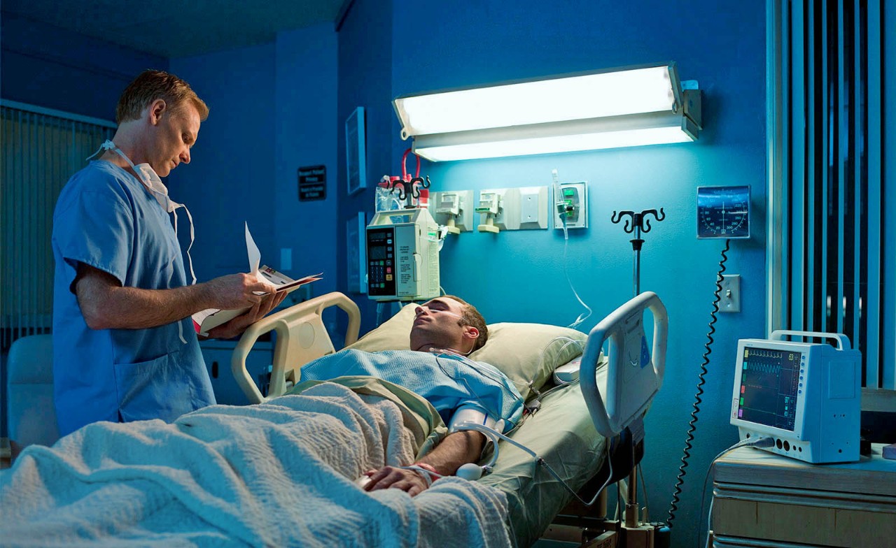 Verpleegkundige maakt notities aan bed van patient