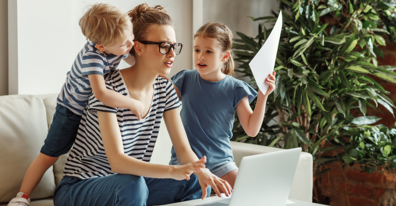 vrouw-met-kinderen-en-laptop.png