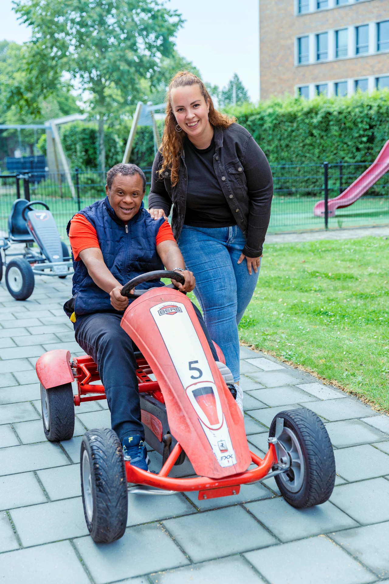 Sanne loopt naast client die in skelter zit