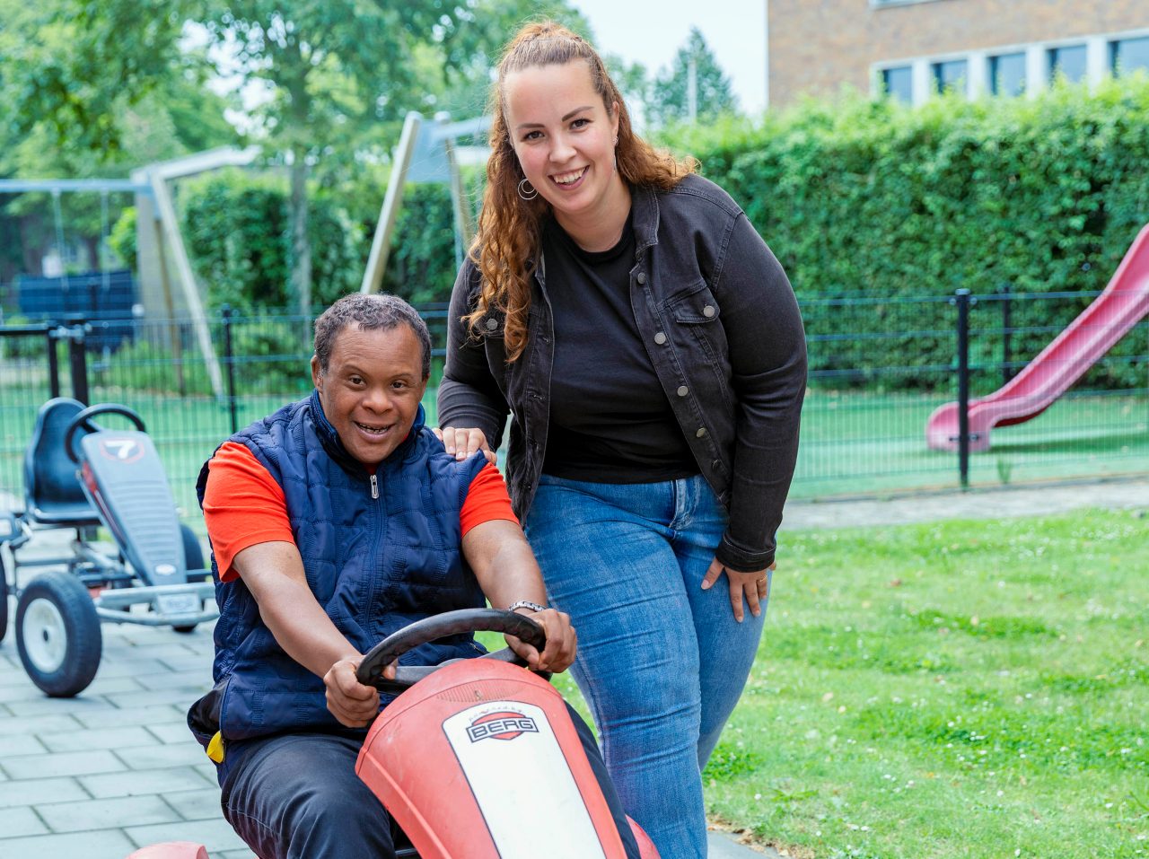 Sanne loopt naast client die in skelter zit