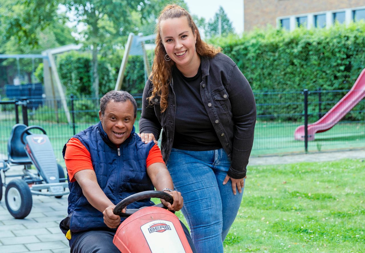 Sanne loopt naast client die in skelter zit