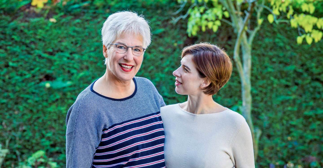 Lieke kijkt naar moeder