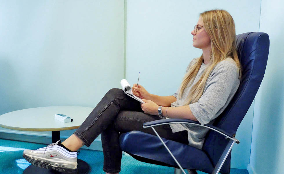 Danielle in stoel met pen en papier