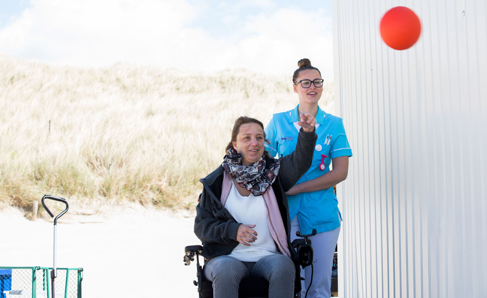 Kristen op het strand met een patiënt