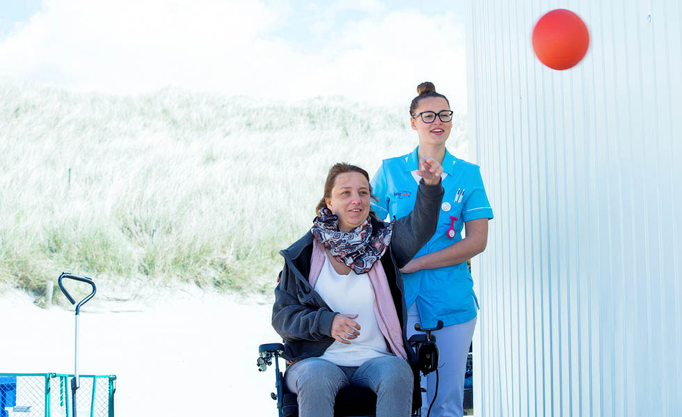 Kristen op het strand met een patiënt