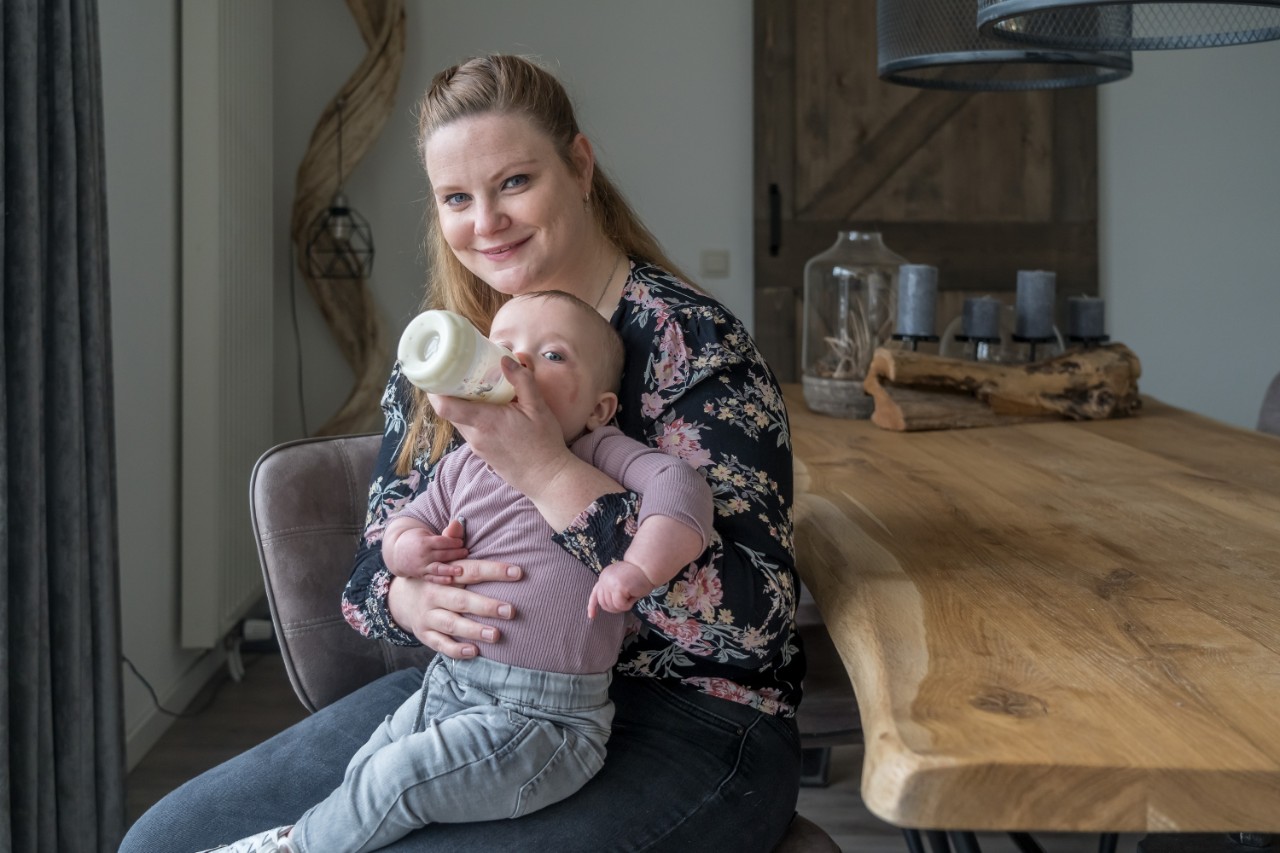 DE BEELDREDAKTIE / MARCO VELLINGAT.B.V. PFZW GOED BEZIG ONLINEBABBERICH D.D. 17.05.2021ANNEMARIE HAZENBRINKAchtergrond-informatie:Annemarie heeft een dochter van acht maanden en vertelt op platform Goed Bezig uit eigen ervaring wat er allemaal in je leven verandert als je een kindje krijgt, zowel mentaal als praktisch. Hoe blijf je fit en vitaal (oftewel in balans) in je ‘nieuwe’ leven als moeder, zowel in je werk als in je thuissituatie?