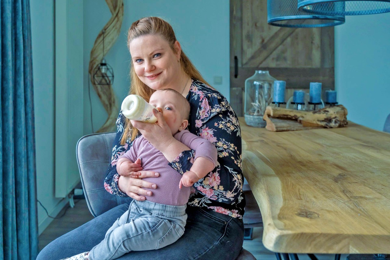 Annemarie geeft baby fles