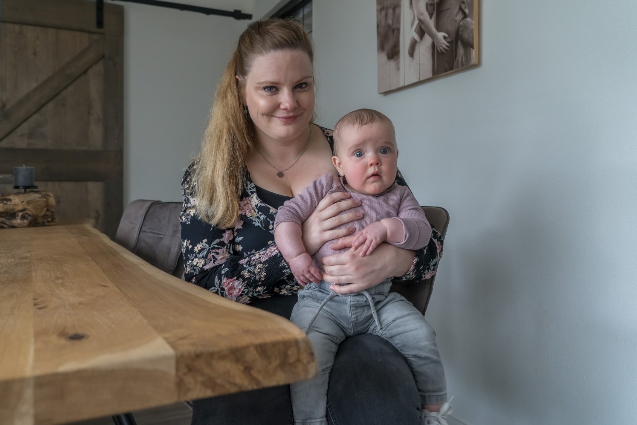 DE BEELDREDAKTIE / MARCO VELLINGAT.B.V. PFZW GOED BEZIG ONLINEBABBERICH D.D. 17.05.2021ANNEMARIE HAZENBRINKAchtergrond-informatie:Annemarie heeft een dochter van acht maanden en vertelt op platform Goed Bezig uit eigen ervaring wat er allemaal in je leven verandert als je een kindje krijgt, zowel mentaal als praktisch. Hoe blijf je fit en vitaal (oftewel in balans) in je ‘nieuwe’ leven als moeder, zowel in je werk als in je thuissituatie?