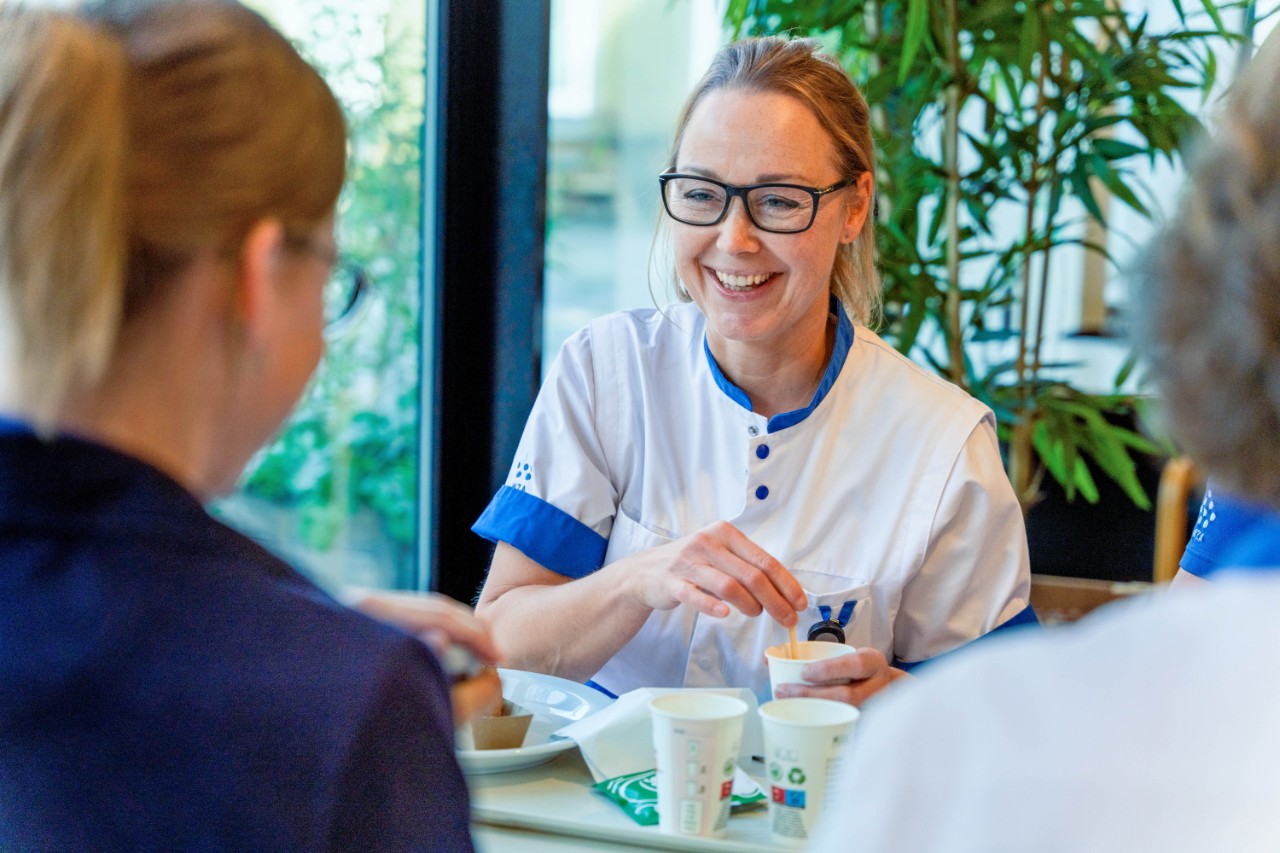 Verpleegsters houden koffiepauze