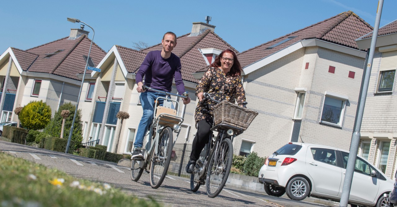 DE BEELDREDAKTIE / RAPHAEL DRENTT.B.V. PFZW BETERE WERELDTIEL D.D. 15.04.2020FAMILIE NEKEMANDaphne en Martin Nekeman. Werken beiden in Ziekenhuis Rivierenland in Tiel. Zij op de afdeling Urologie, hij is volgens mij anesthesist assistent. Ze hebben twee tienerdochters. Juist voor hun dochters is nu veel veranderd, zij passen zich vooral aan hun ouders op het moment. Het verhaal gaat over hoe het thuis reilt en zeilt nu ze beide in een vitaal beroep werken. Kortom, hoe is hun thuissituatie?