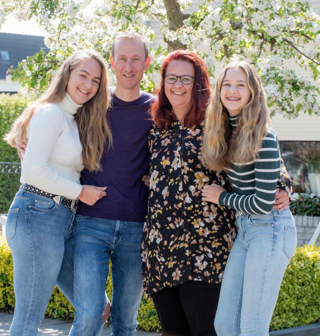 DE BEELDREDAKTIE / RAPHAEL DRENTT.B.V. PFZW BETERE WERELDTIEL D.D. 15.04.2020FAMILIE NEKEMANDaphne en Martin Nekeman. Werken beiden in Ziekenhuis Rivierenland in Tiel. Zij op de afdeling Urologie, hij is volgens mij anesthesist assistent. Ze hebben twee tienerdochters. Juist voor hun dochters is nu veel veranderd, zij passen zich vooral aan hun ouders op het moment. Het verhaal gaat over hoe het thuis reilt en zeilt nu ze beide in een vitaal beroep werken. Kortom, hoe is hun thuissituatie?