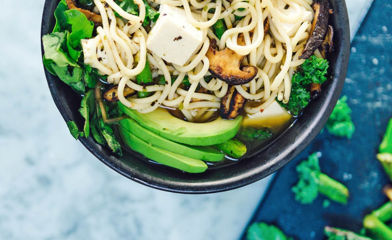Noodles met groentes en tofu