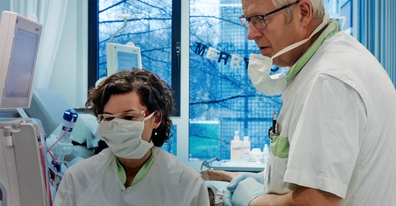 Erzsebet met collega's in ziekenhuis