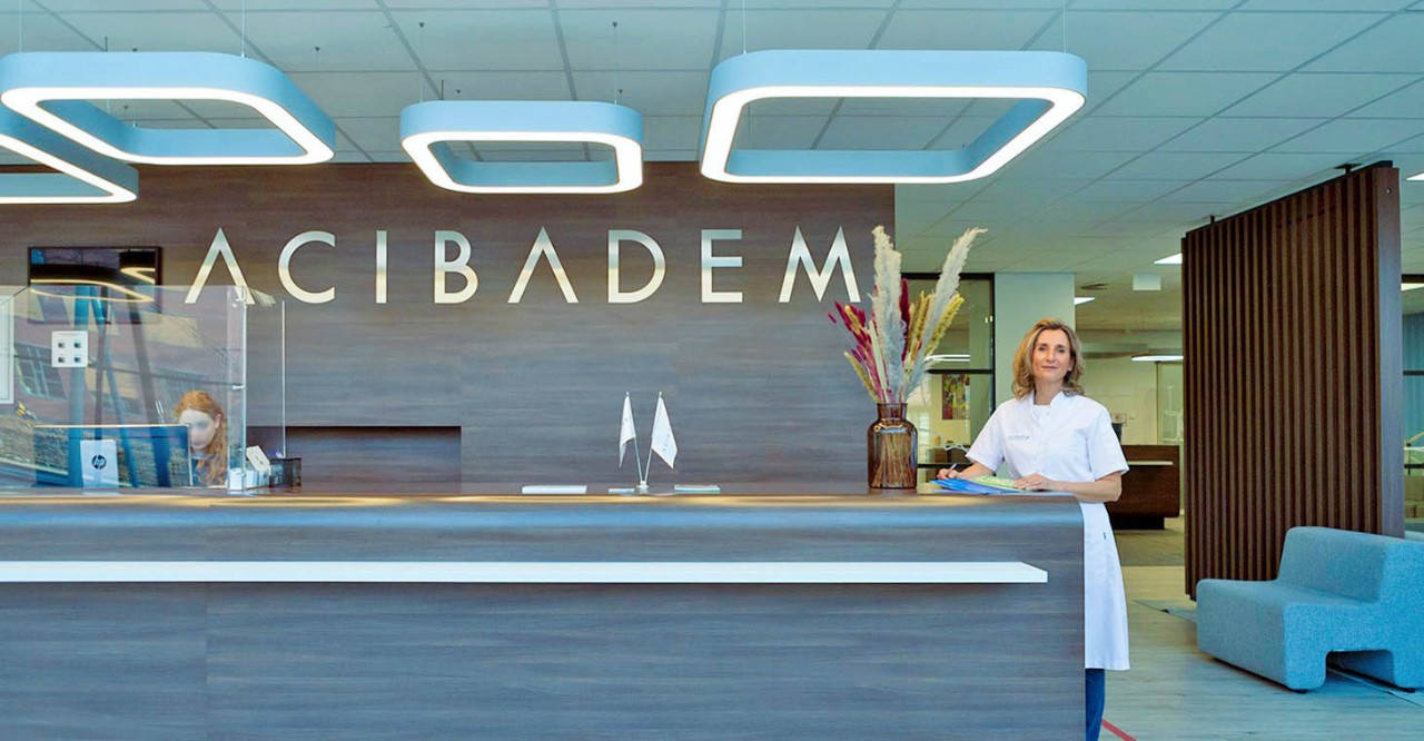 Ginny bij Acibadem balie