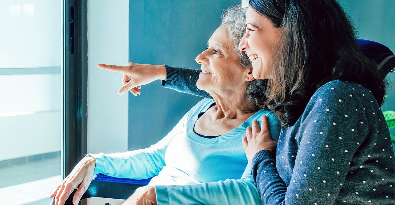 Twee vrouwen praten met elkaar zittend aan een tafel
