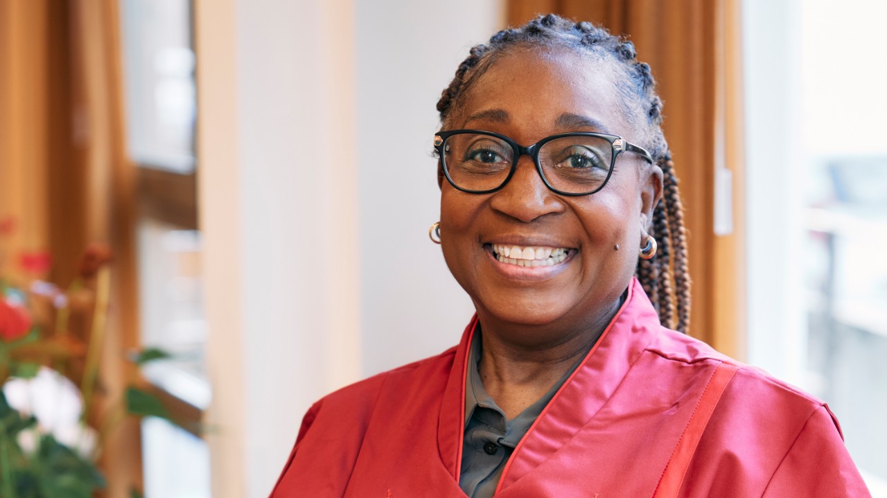 BNer Jasmin Sendar verzorgster Henna met rode jas