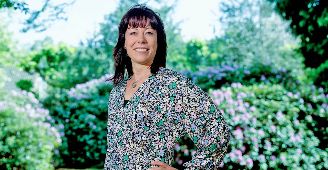 Esther portretfoto glimlach buiten