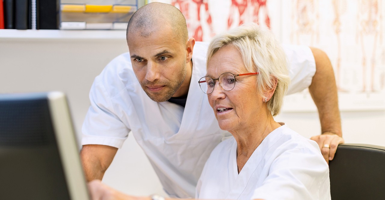 Twee verpleegster met elkaar in gesprek