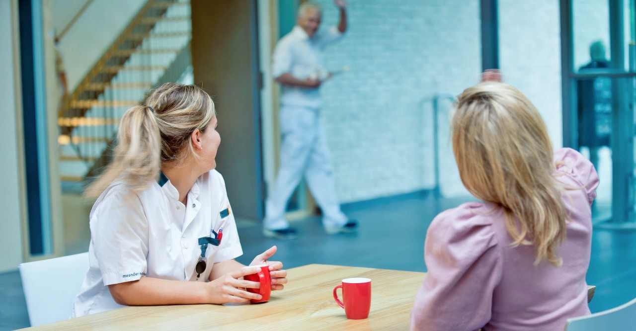 Fien zwaait naar een andere arts