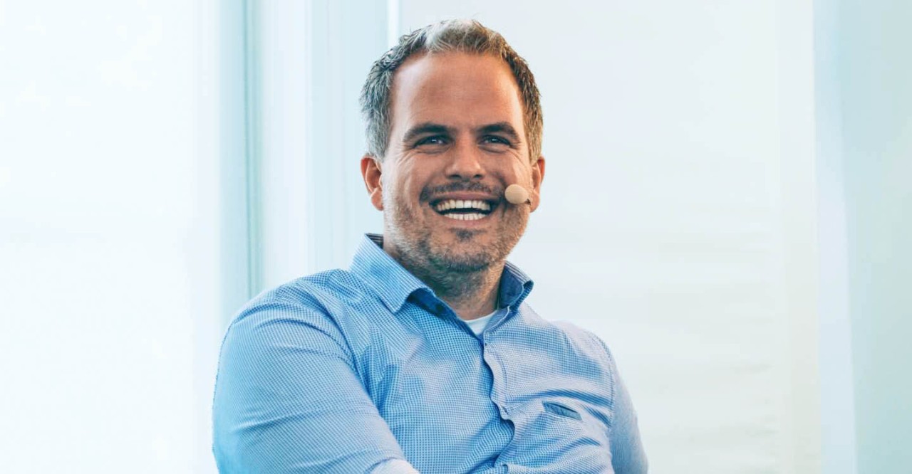 Portretfoto Niek glimlachend met microfoon