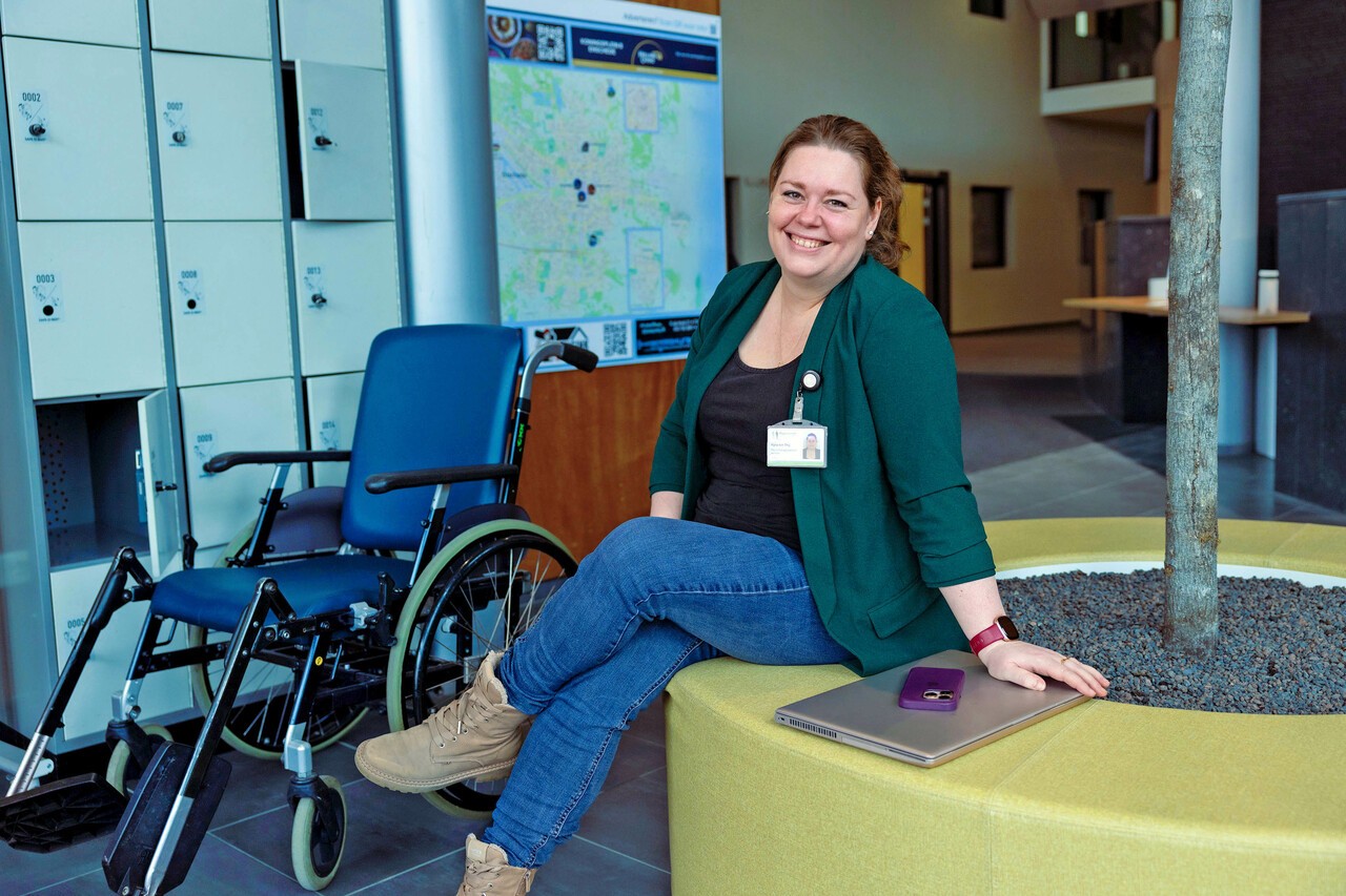 An-Sofie en Lex bekijken scanapparatuur in ziekenhuis