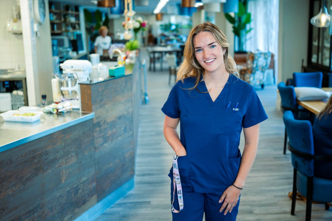 DE BEELDREDAKTIE / JIRI BULLERT.B.V. PFZW PLATFORM OKTOBER 2025SPIJKENISSE D.D. 01.09.2025MARLOES BREUR, VERPLEEGKUNDIGE IN DE OUDERZORG