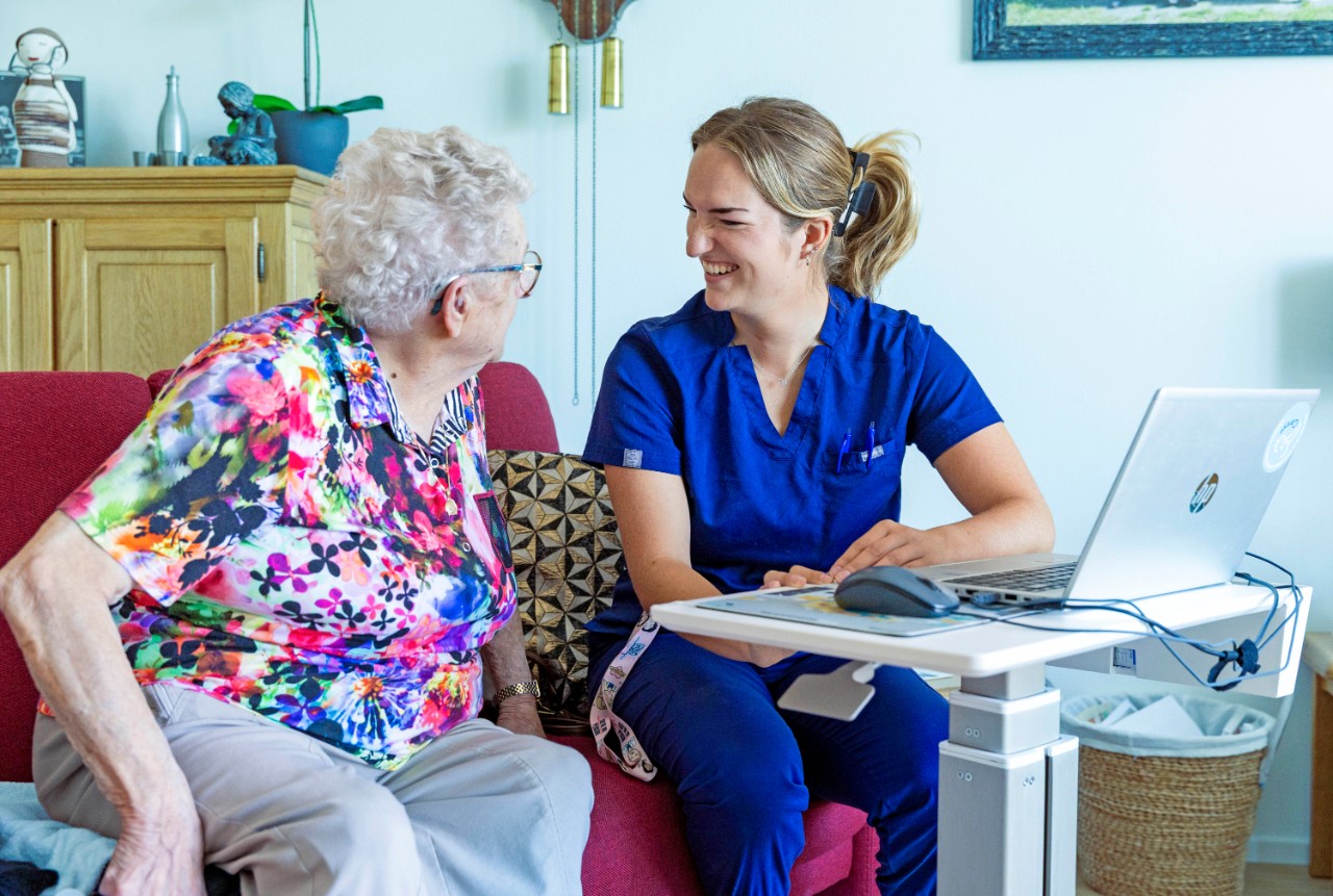 DE BEELDREDAKTIE / JIRI BULLERT.B.V. PFZW PLATFORM OKTOBER 2025SPIJKENISSE D.D. 01.09.2025MARLOES BREUR, VERPLEEGKUNDIGE IN DE OUDERZORG