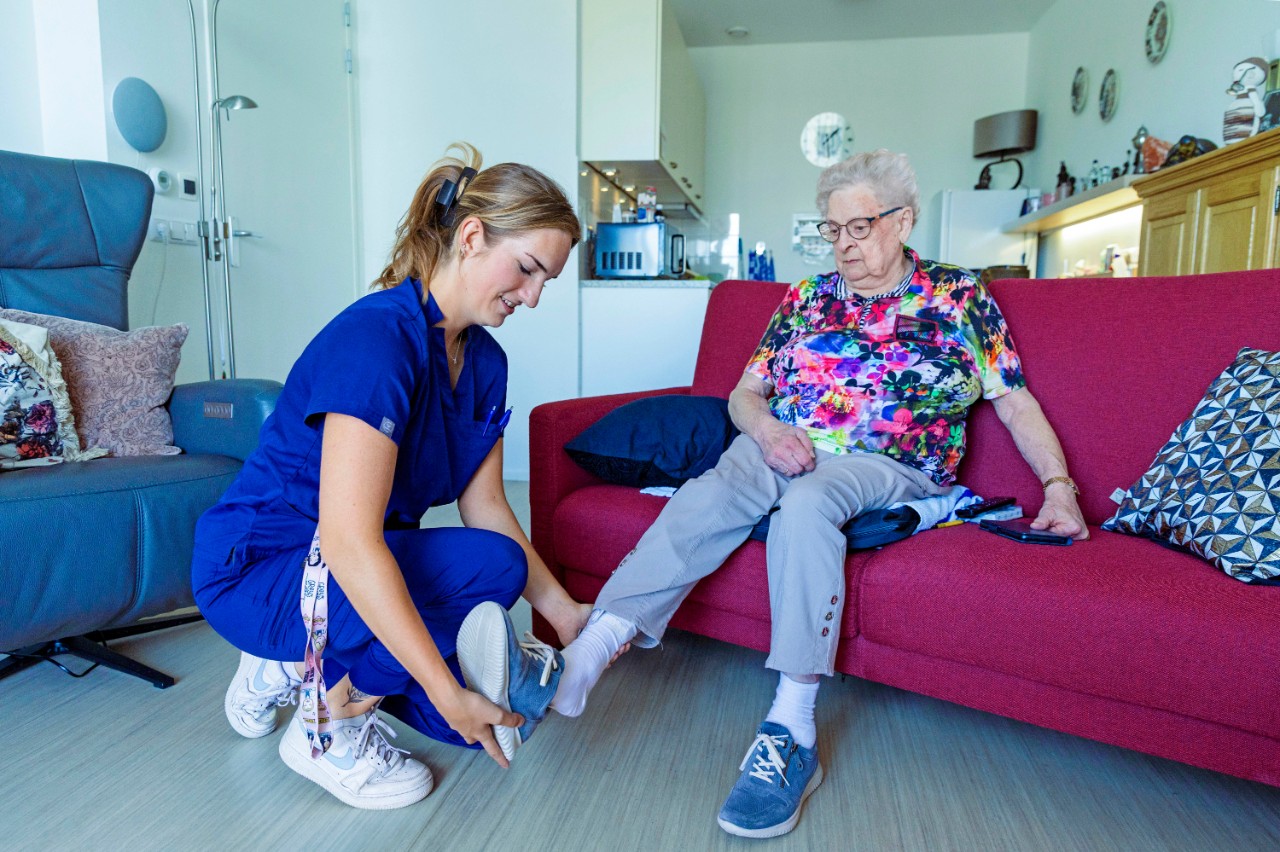 DE BEELDREDAKTIE / JIRI BULLERT.B.V. PFZW PLATFORM OKTOBER 2025SPIJKENISSE D.D. 01.09.2025MARLOES BREUR, VERPLEEGKUNDIGE IN DE OUDERZORG