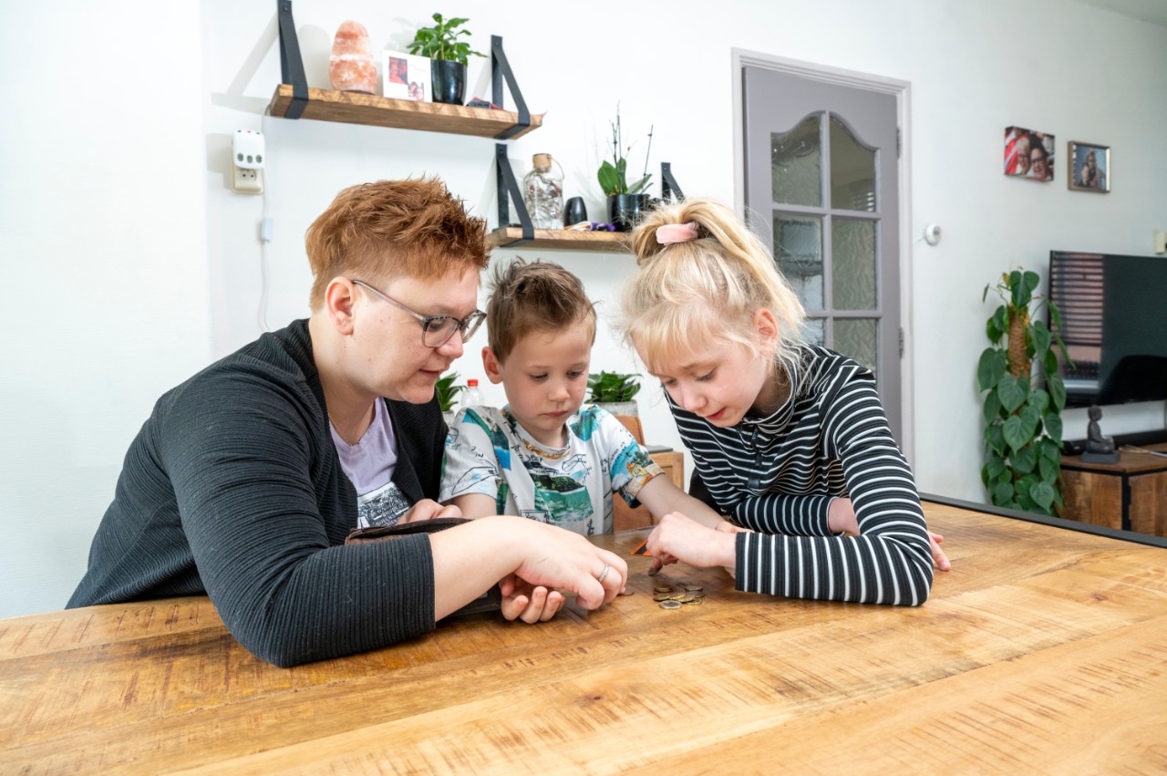 DE BEELDREDAKTIE / MARCEL J. DE JONGT.B.V. PFZW GOED BEZIG ONLINEALTEVEER D.D. 18.05.2021MUKADDER CHRISTIANS EN HAAR KINDERENDe geportretteerde is Mukadder Christians. Mukadder werkt als begeleider en verzorgende IG bij een zorginstelling voor mensen met een verstandelijke beperking.Achtergrondinformatie:Mukadder heeft een dochter van 9 en een zoon van 6. Op platform Goed Bezig vertelt ze uit eigen ervaringervaring hoe makkelijk/moeilijk het is om kinderen in die leeftijd bewust te maken van de waarde van geld. Hoe belangrijk is het dat kinderen zich beseffen wat de waarde van geld is. Voor nu en voor later?