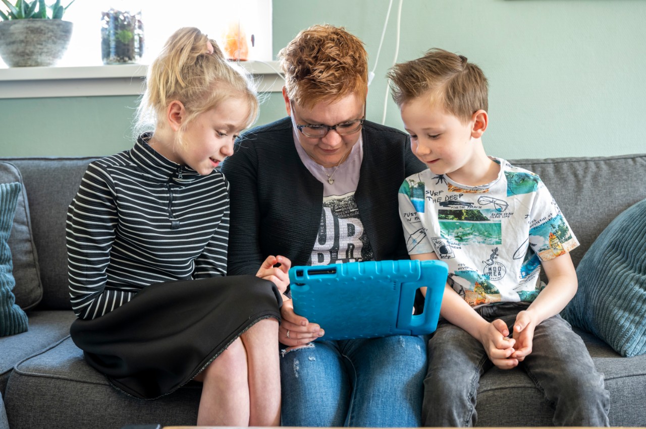 DE BEELDREDAKTIE / MARCEL J. DE JONGT.B.V. PFZW GOED BEZIG ONLINEALTEVEER D.D. 18.05.2021MUKADDER CHRISTIANS EN HAAR KINDERENDe geportretteerde is Mukadder Christians. Mukadder werkt als begeleider en verzorgende IG bij een zorginstelling voor mensen met een verstandelijke beperking.Achtergrondinformatie:Mukadder heeft een dochter van 9 en een zoon van 6. Op platform Goed Bezig vertelt ze uit eigen ervaringervaring hoe makkelijk/moeilijk het is om kinderen in die leeftijd bewust te maken van de waarde van geld. Hoe belangrijk is het dat kinderen zich beseffen wat de waarde van geld is. Voor nu en voor later?