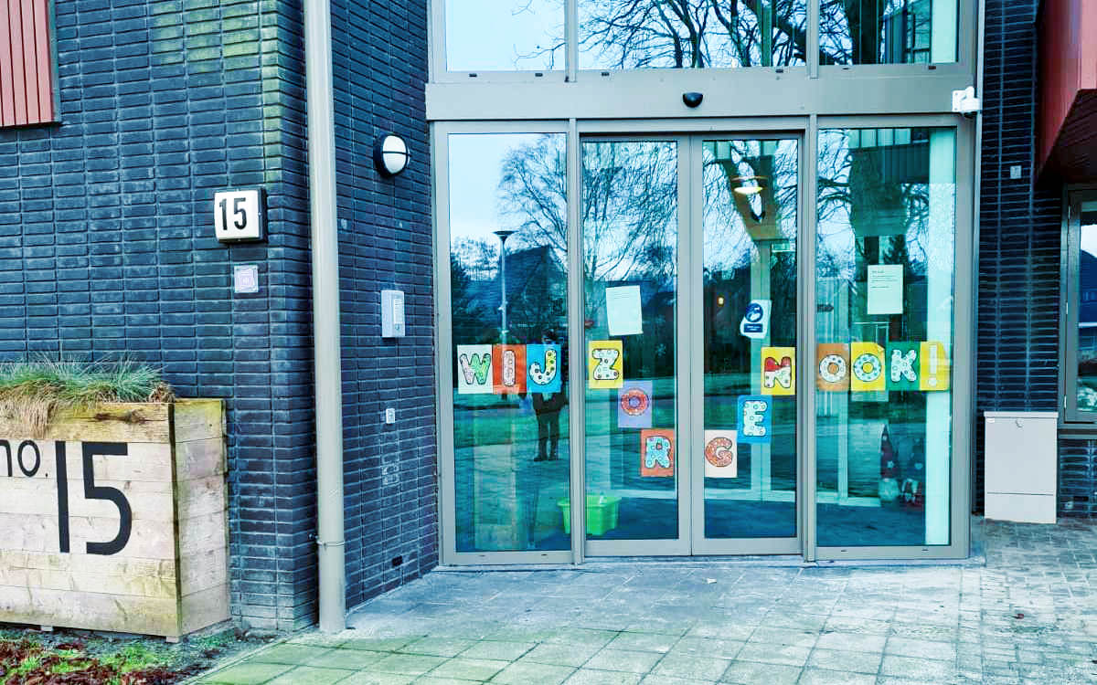 ingang gebouw met tekst 'wij zijn er ook'
