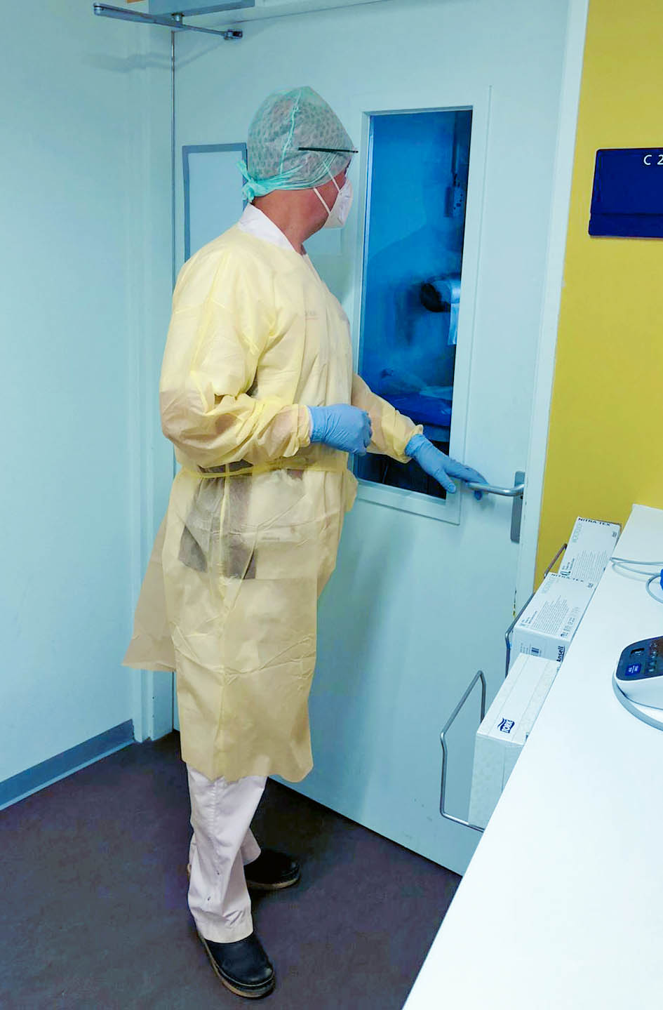 Paul opent deur in ziekenhuiskleding